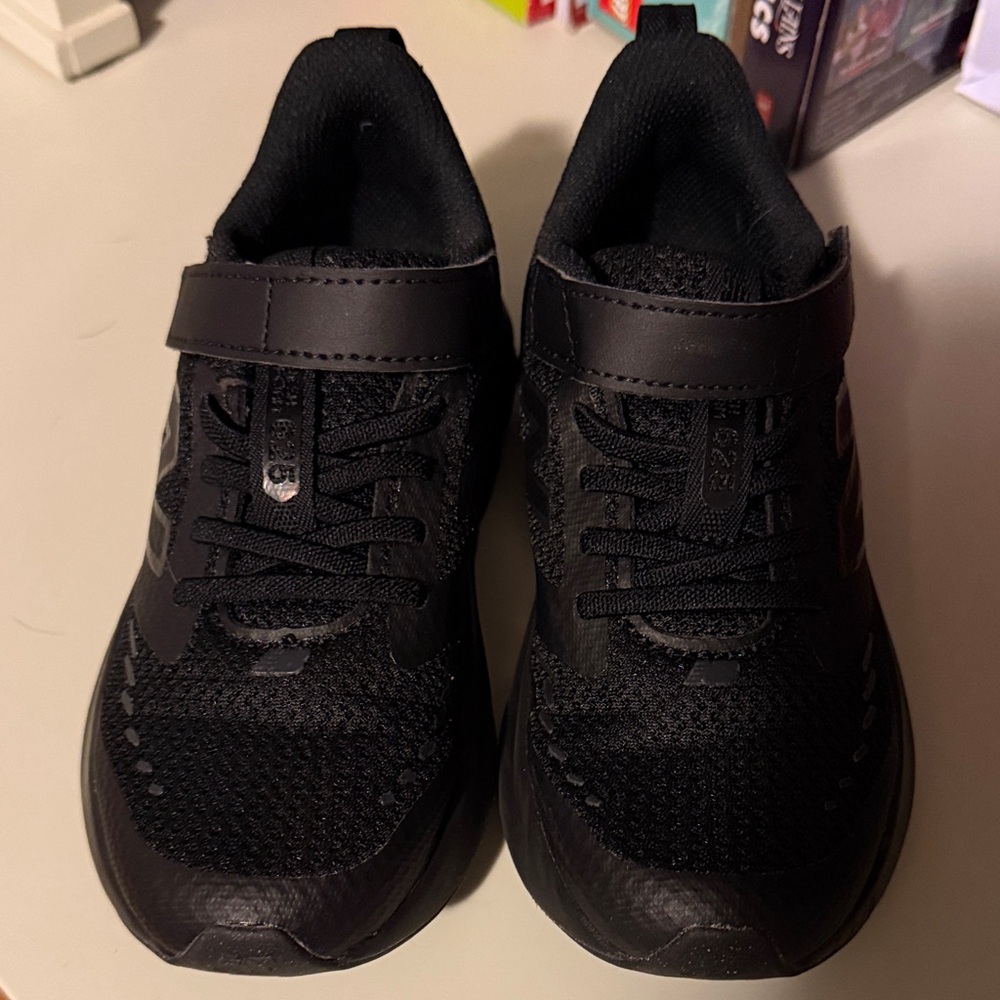Kids New Balance - Little Kids 12.5 Wide - 625 Hook & Loop Sneakers. Like New!